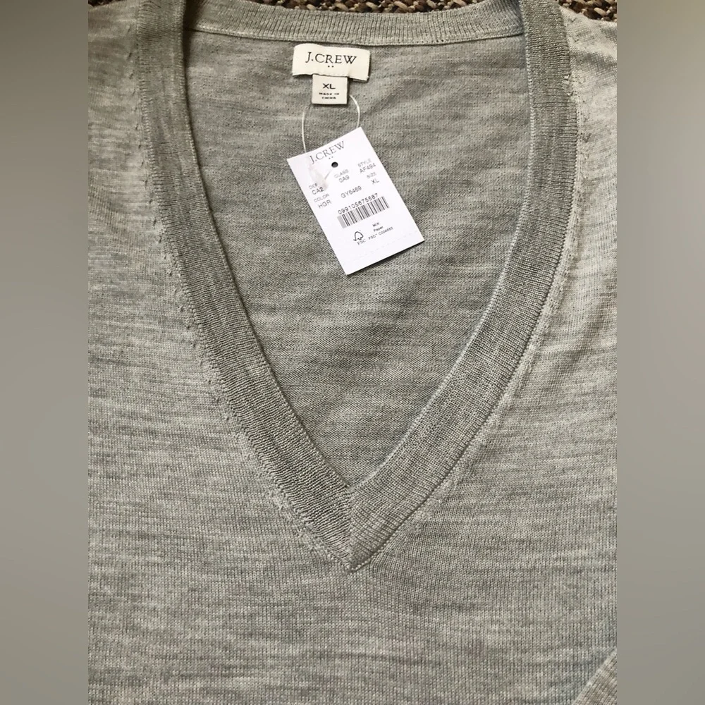 🤍NEW! J Crew Grey Long Sleeve Pullover V-Neck Lightweight Sweater